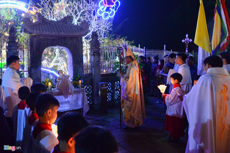 Hàng nghìn người rước tượng Chúa Hài Đồng đêm Giáng sinh